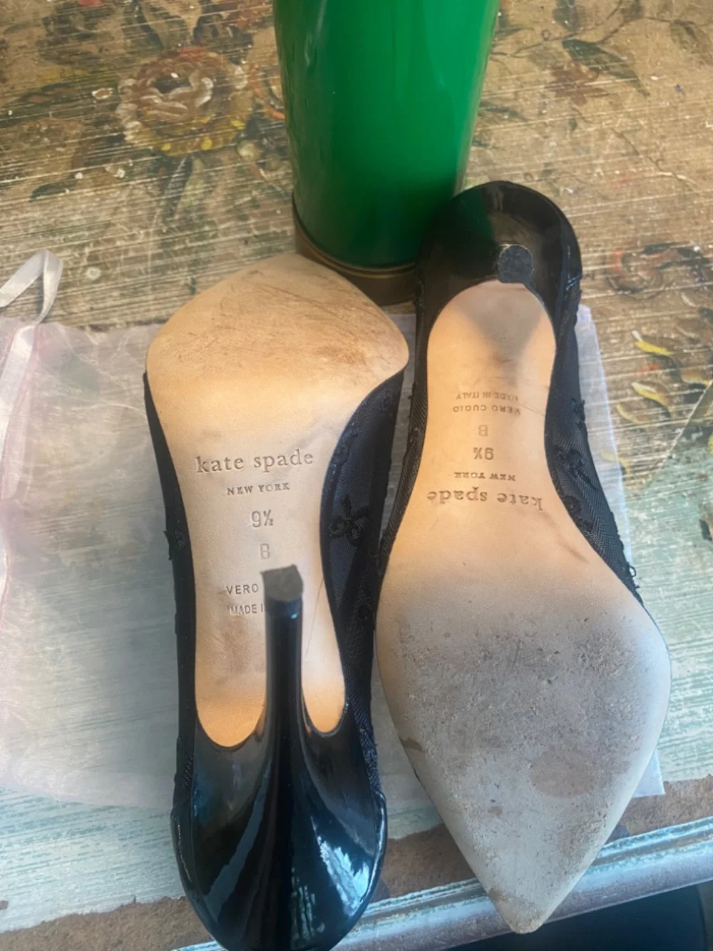 Kate Spade black mesh pump with bow motif! Beautiful, great condition 9.5